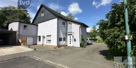 Einfamilienhaus mit Einliegerwohnung und Garage in Bengel
